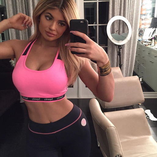 Kylie Jenner tar en selfie. Kylie Jenner tar en selfie.